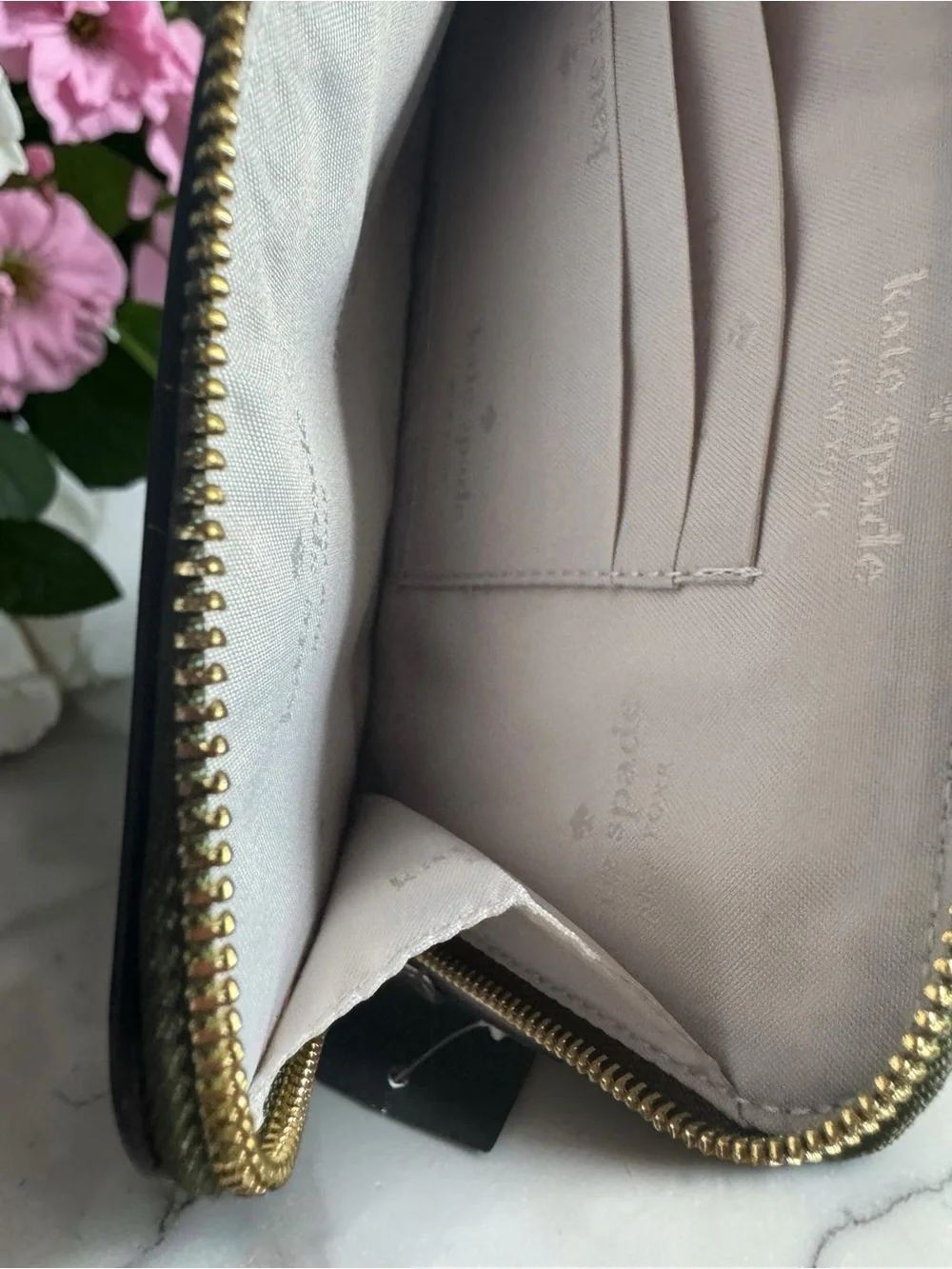 Kate Spade New York Lucy Medium L-Zip Wristlet NWT